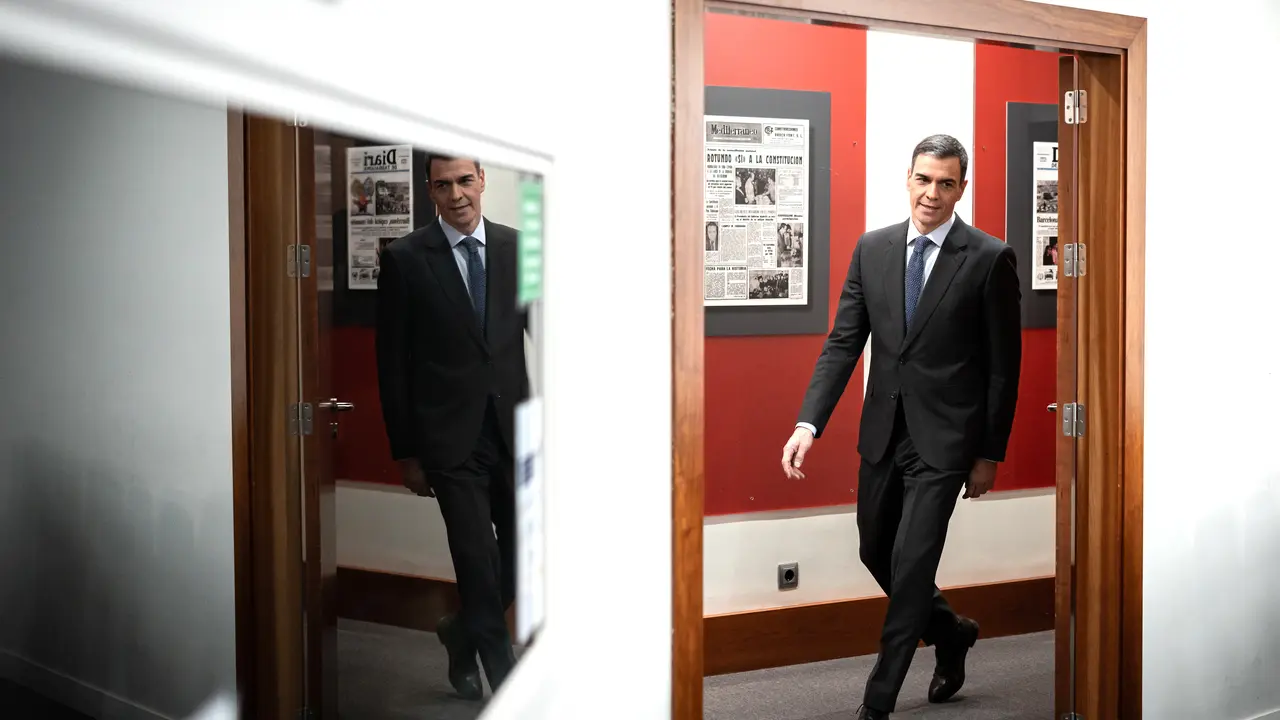 El presidente del Gobierno, Pedro S&aacute;nchez, a su llegada a una rueda de prensa. / DIEGO RAMAD&Eacute;S