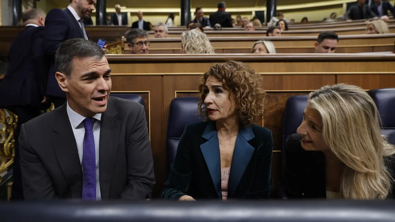 (I-D) El presidente del Gobierno, Pedro S&aacute;nchez; la vicepresidenta primera y ministra de Hacienda, Mar&iacute;a Jes&uacute;s Montero y la vicepresidenta segunda y ministra de Trabajo, Yolanda D&iacute;az, durante una sesi&oacute;n de control al Gobierno en el Congreso. / Jes&uacute;s Hell&iacute;n