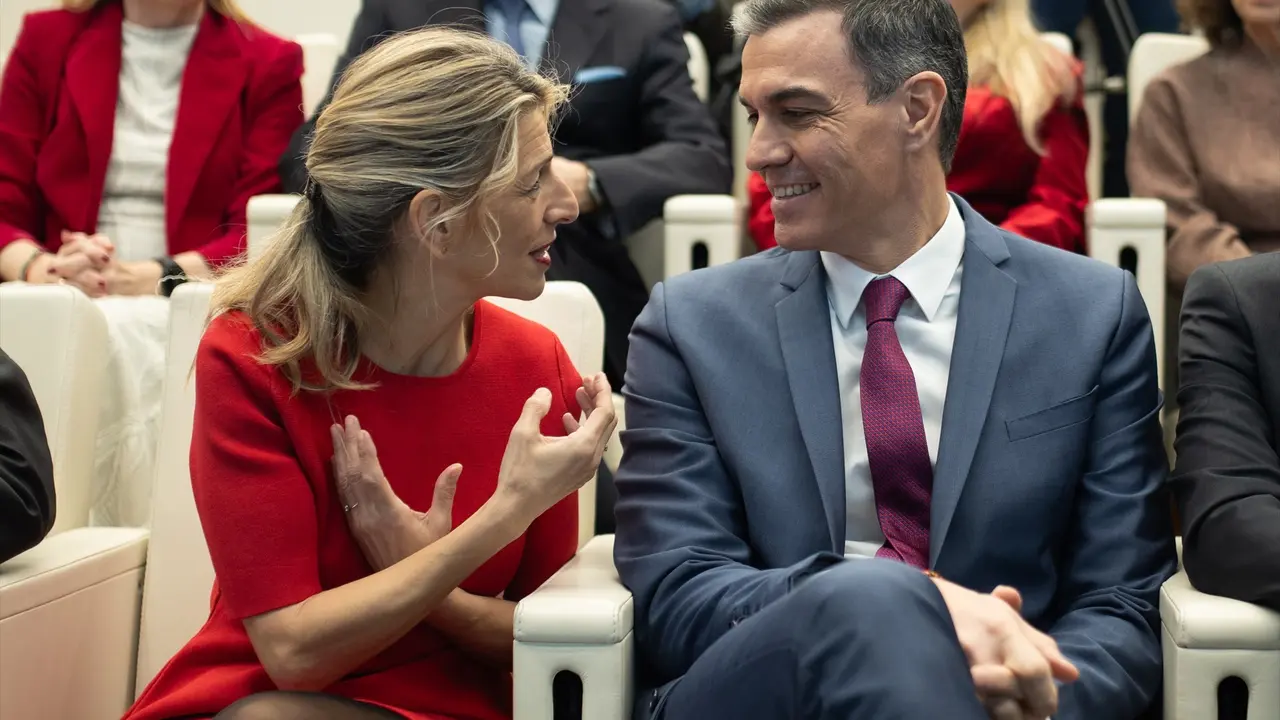 La vicepresidenta segunda y ministra de Trabajo, Yolanda D&iacute;az y el presidente del Gobierno, Pedro S&aacute;nchez. / Alejandro Mart&iacute;nez V&eacute;lez