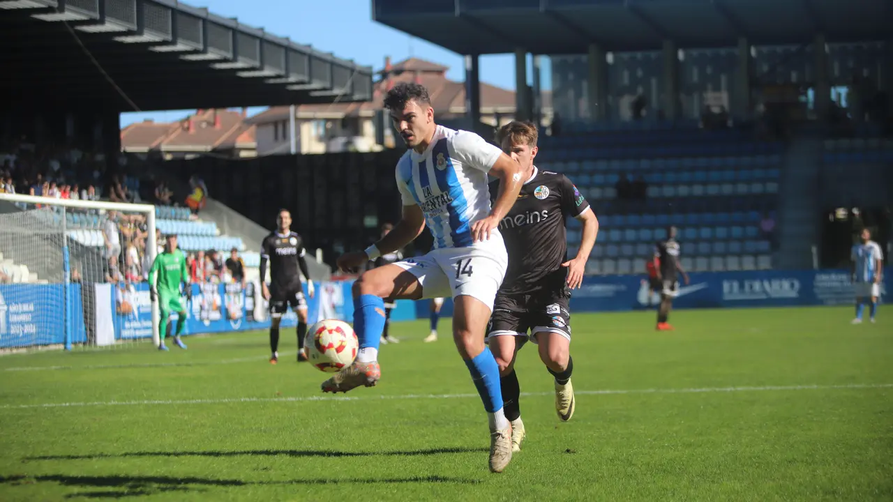 Dani G&oacute;mez durante una acci&oacute;n en El Malec&oacute;n en el partido de ida ante el Salamanca. / N&eacute;stor Revuelta