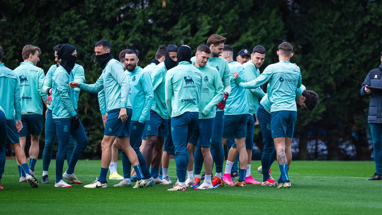 Los jugadores del Racing en el entrenamiento de ayer. / RRC