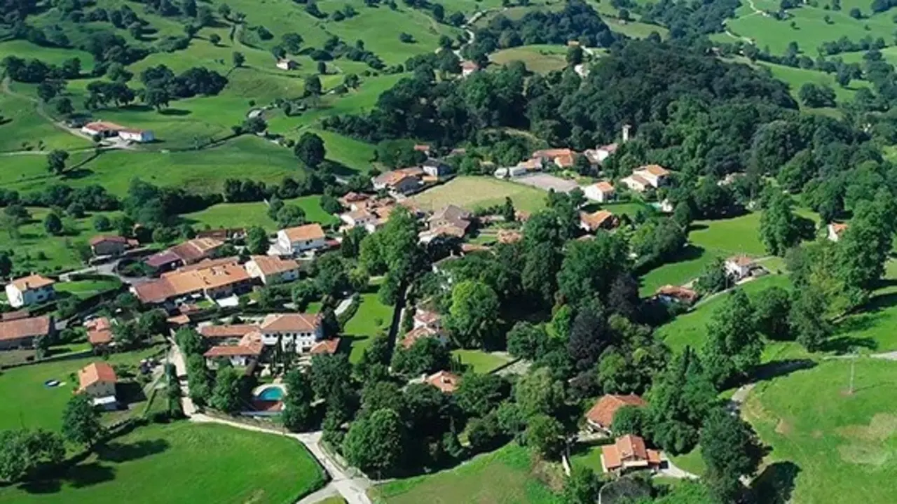 Esles, un peque&ntilde;o pueblo c&aacute;ntabro en los Valles Pasiegos. / T.C.