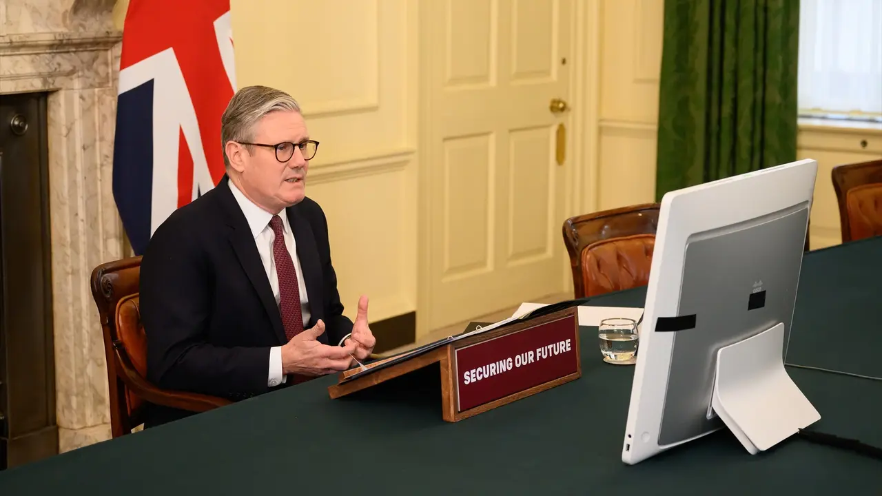 El primer ministro brit&aacute;nico, Keir Starmer, mantiene una videoconferencia con l&iacute;deres internacionales para abordar el apoyo a Ucrania. / Leon Neal