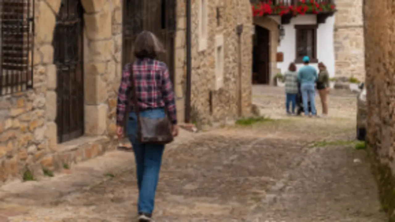 Una persona paseando por Santillana del Mar. / A.S.