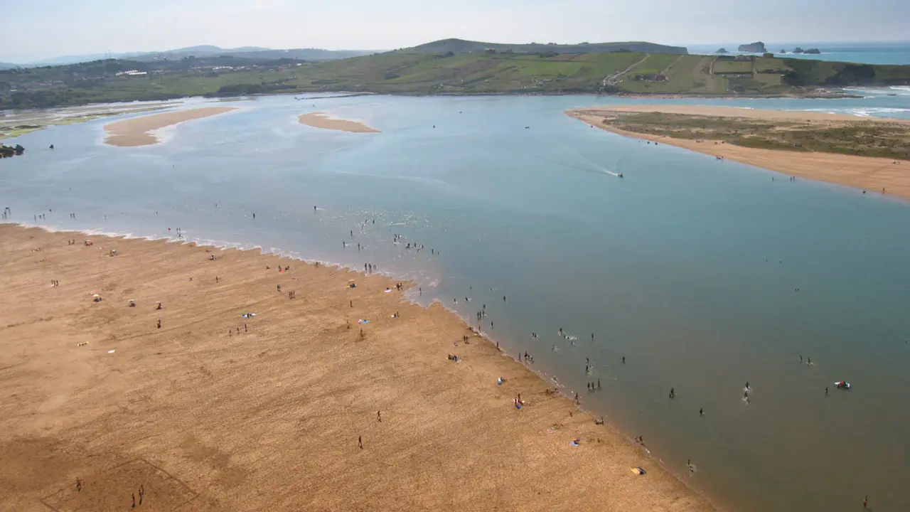 La playa m&aacute;s segura y tranquila de Cantabria que las familias adoran. / A.E