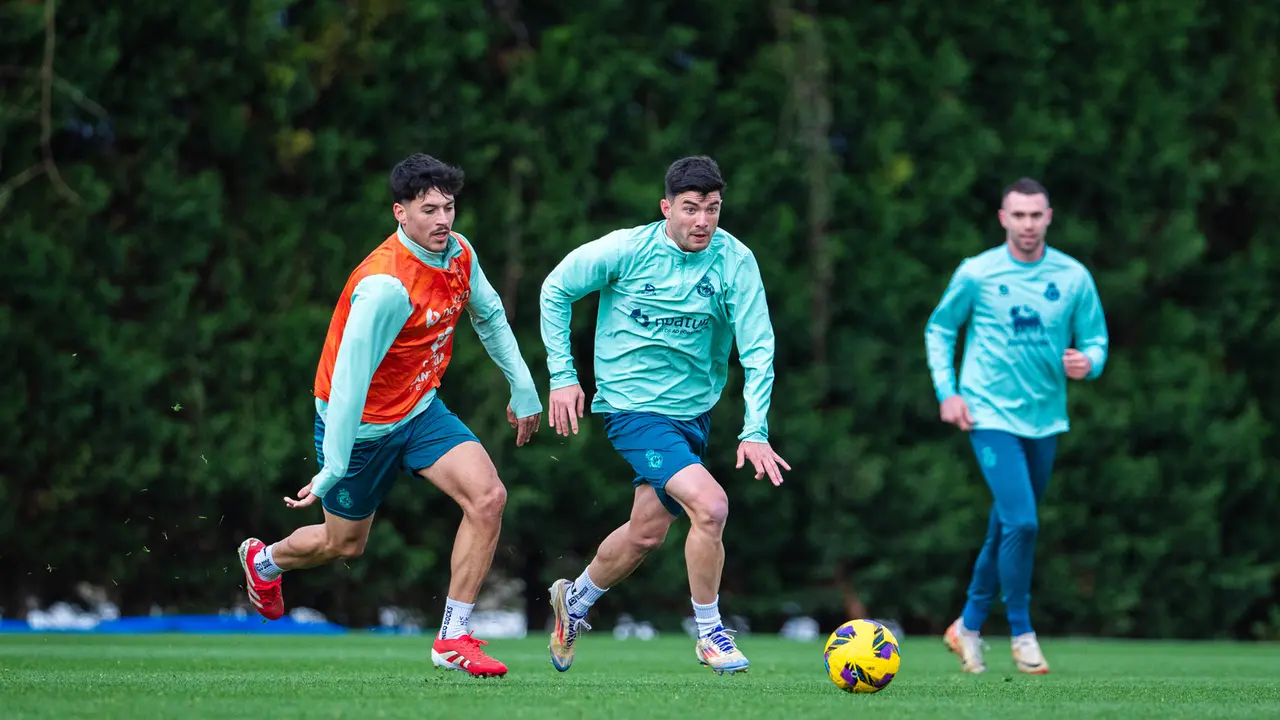 Los jugadores del Racing en el &uacute;ltimo entrenamiento en La Albericia. / RRC