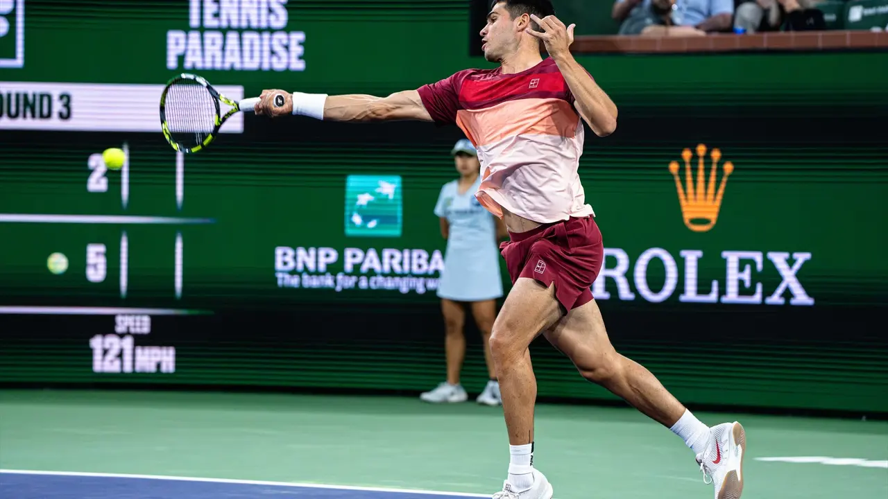 Carlos Alcaraz durante su partido en Indian Wells. / Tristan Lapierre