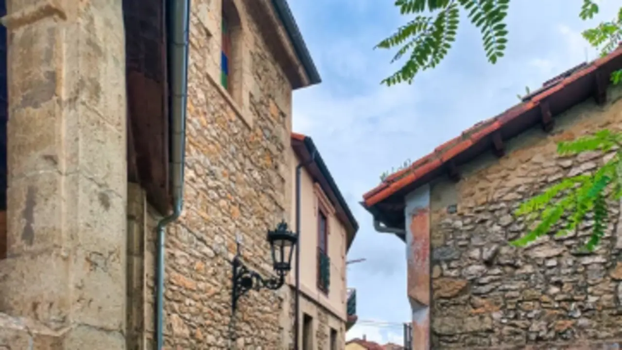 Una de las calles de Molleda, en Cantabria. / A.S.