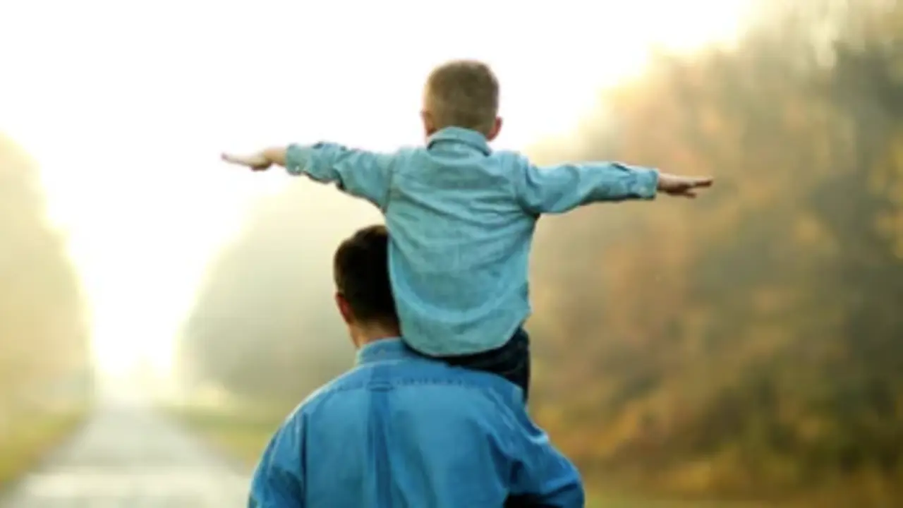 Un ni&ntilde;o disfruta de tiempo con su padre. / A.S.