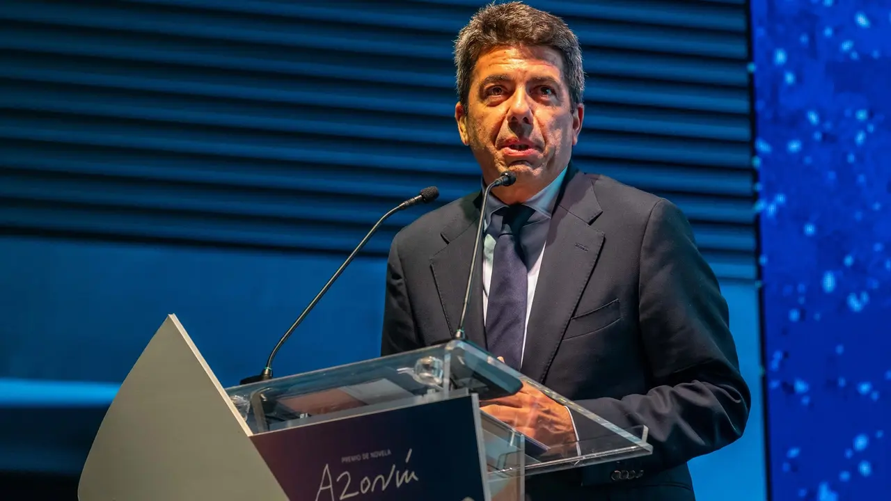 El president de la Generalitat Valenciana, Carlos Maz&oacute;n, interviene durante la gala de entrega del Premio Azor&iacute;n. / Joaqu&iacute;n Reina