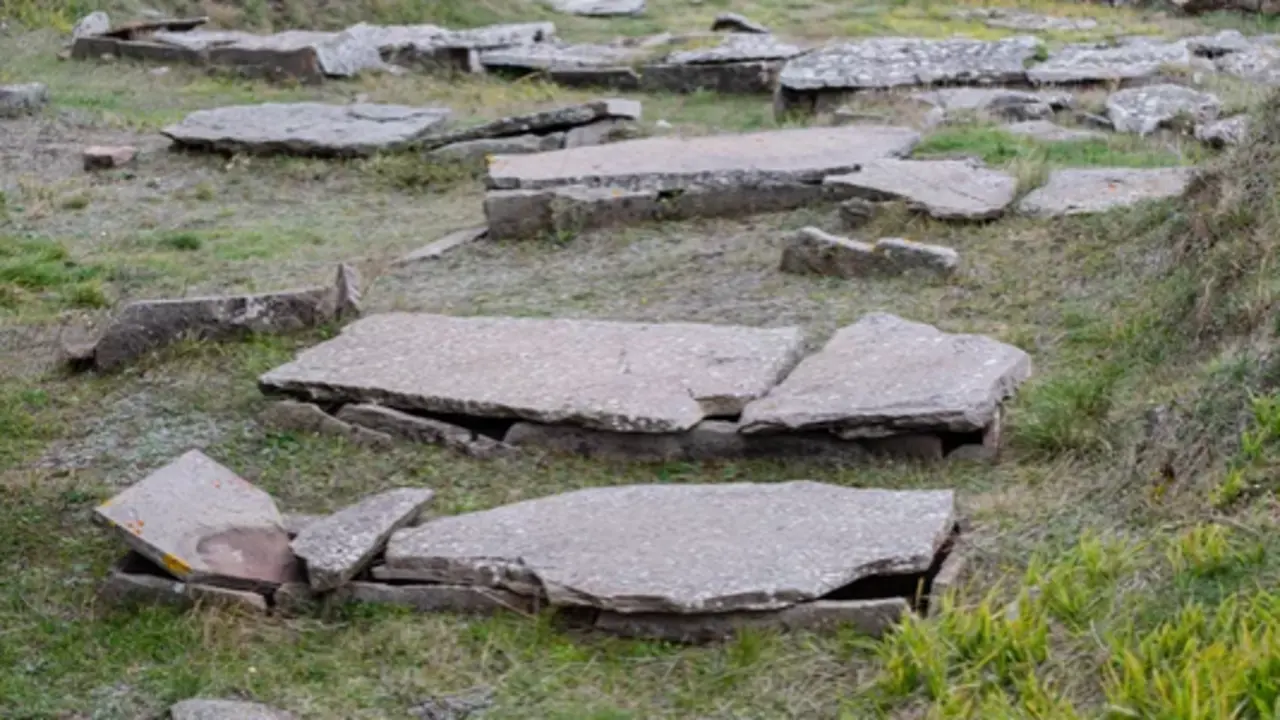 Tumbas medievales, el yacimiento arqueol&oacute;gico Cant&aacute;brico-Romano de Camesa-Rebolledo. / A.S.