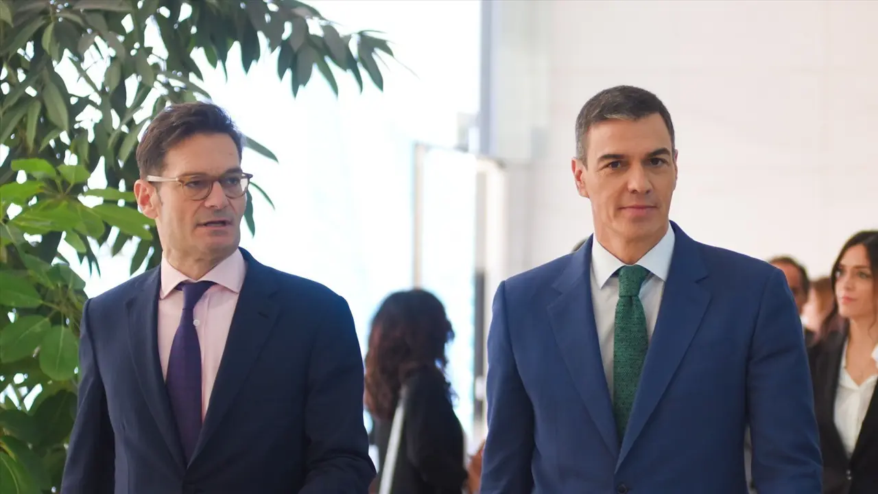 El presidente de Prisa, Joseph Oughourlian y el presidente del gobierno, Pedro S&aacute;nchez. / Alberto Paredes