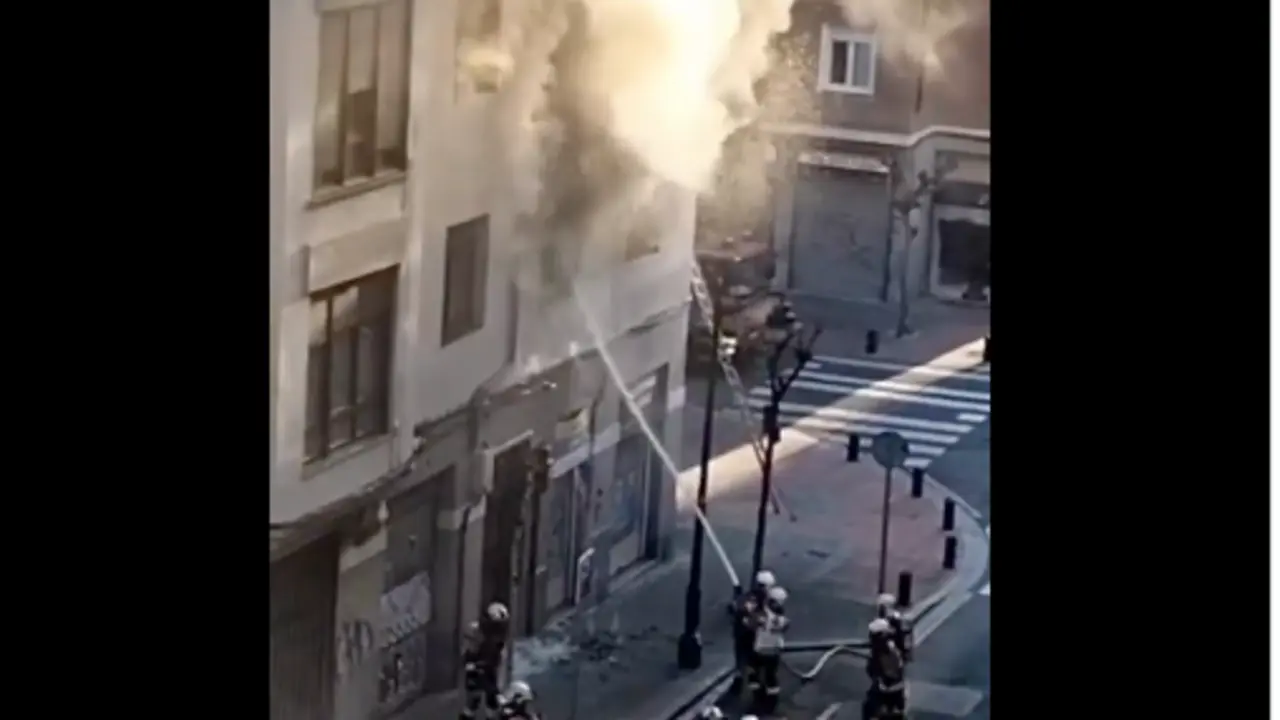 Los bomberos sofocan el fuego. / X