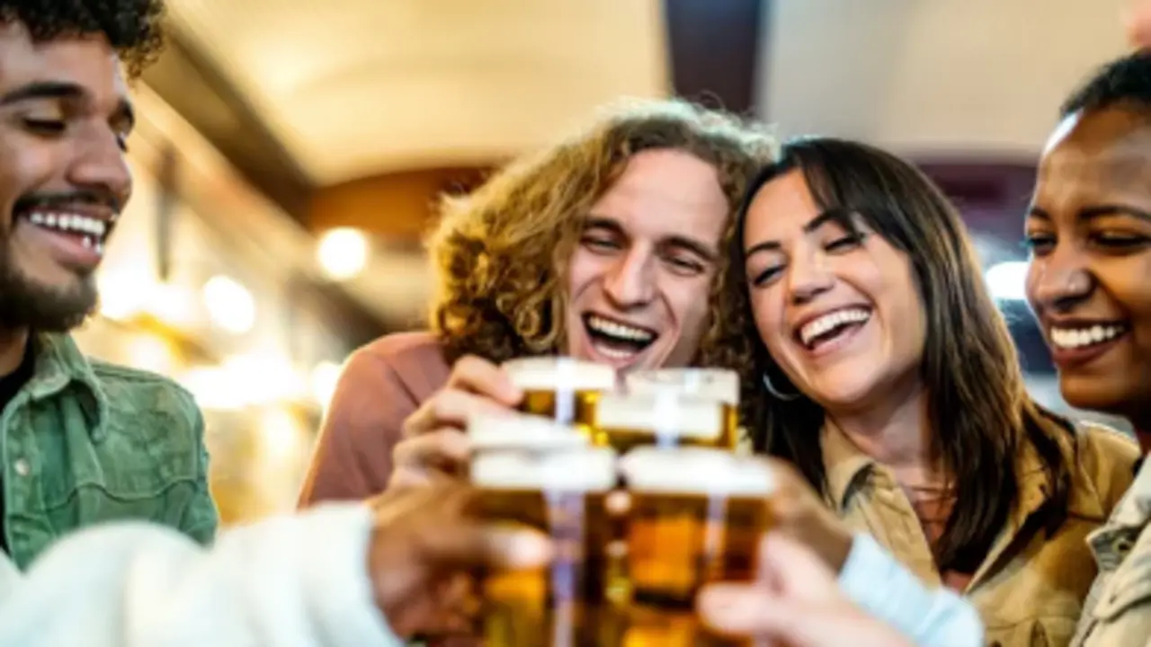 Varias personas disfrutan de una cerveza. / A.S.