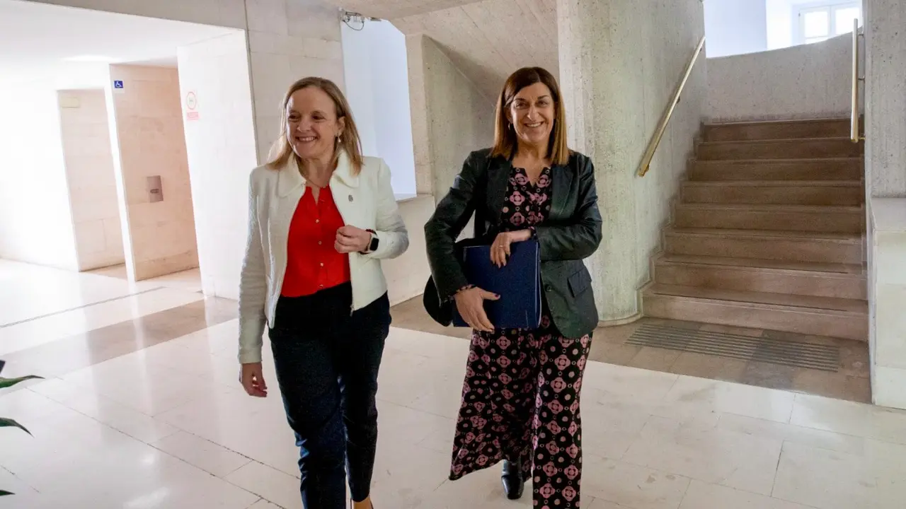 Isabel Urrutia y Mar&iacute;a Jos&eacute; Sa&eacute;nz de Buruaga, antes de entrar a la sesi&oacute;n parlamentaria. / A.E.