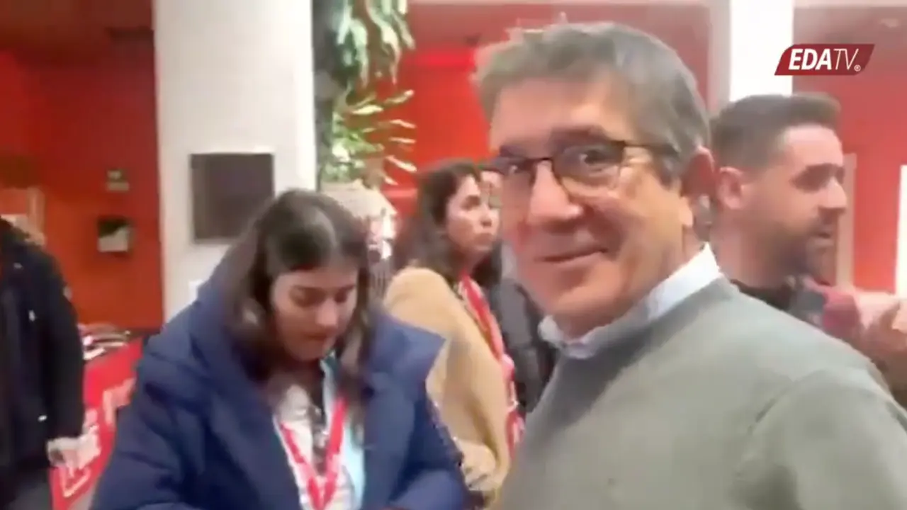 Patxi L&oacute;pez en el momento en el que un hombre le increpa en Cantabria. / X