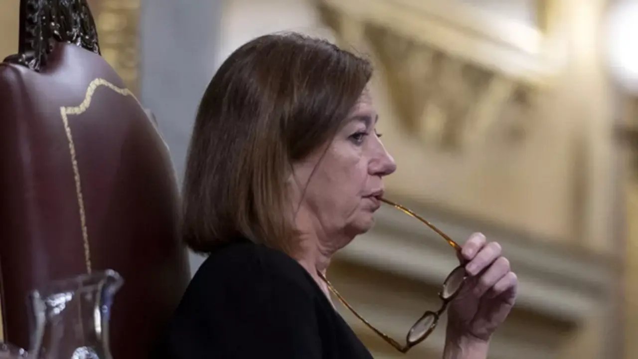 La presidenta del Congreso, Francina Armengol, durante una sesi&oacute;n plenaria en la C&aacute;mara Baja. / ep