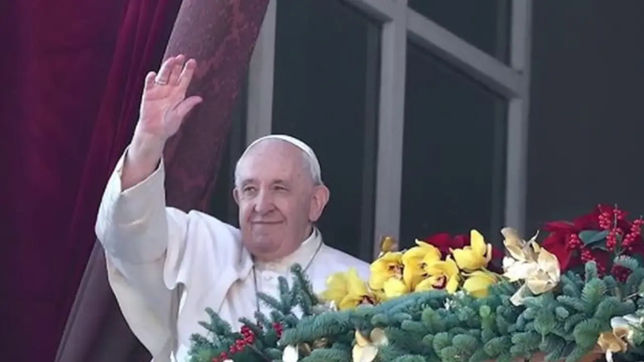 El papa Francisco saluda desde una estancia del vaticano, tras la misa dominical. / x