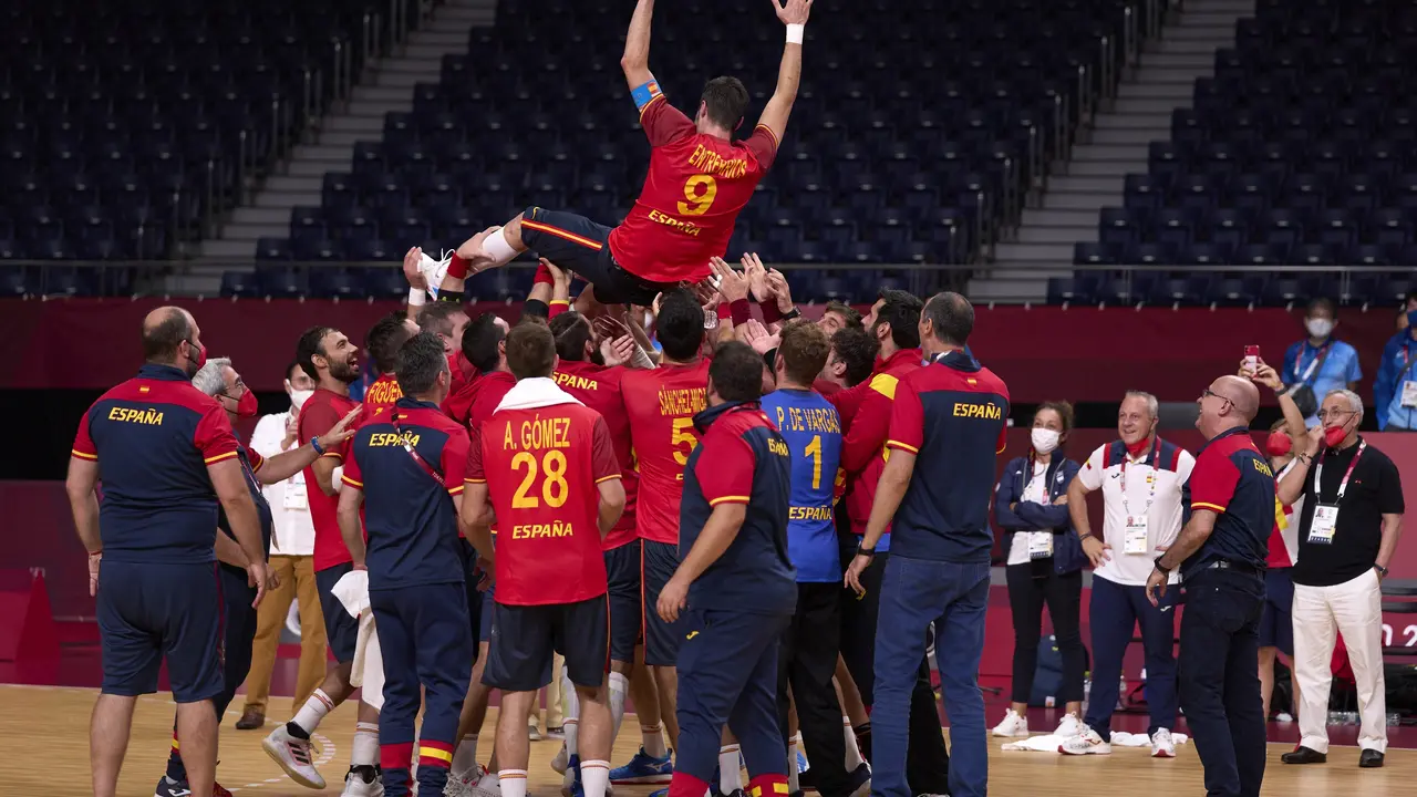 Ra&uacute;l Entrerr&iacute;os, manteado por sus compa&ntilde;eros de la selecci&oacute;n espa&ntilde;ola de balonmano. / EP