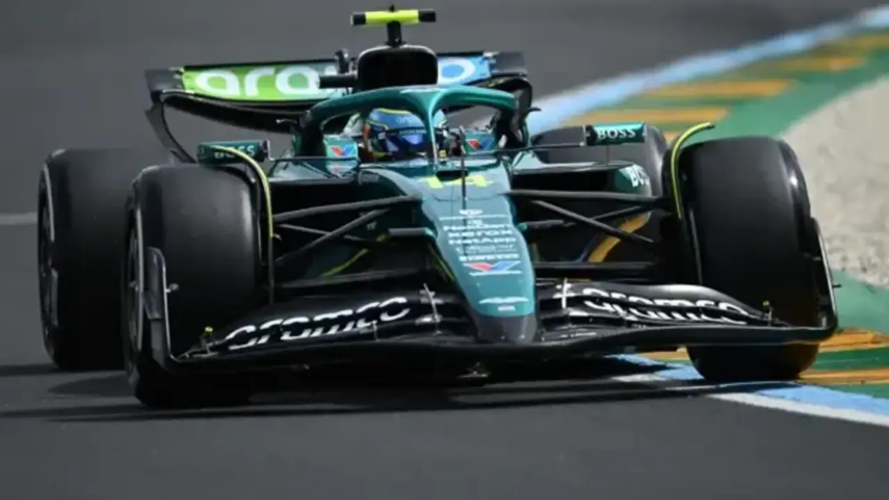 El piloto asturiano, Fernando Alonso, sobre el nuevo AMR25. / x