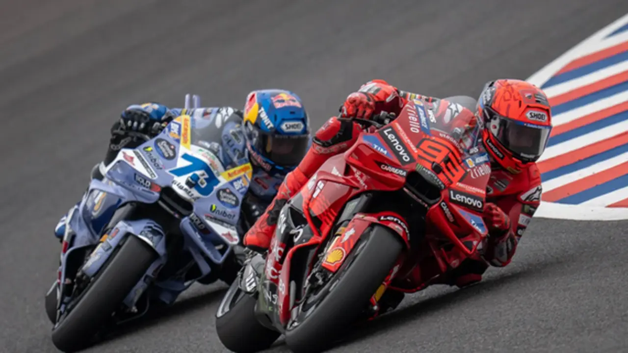 Los pilotos &Aacute;lex M&aacute;rquez y Marc M&aacute;rquez, en el circuito de Argentina. / x