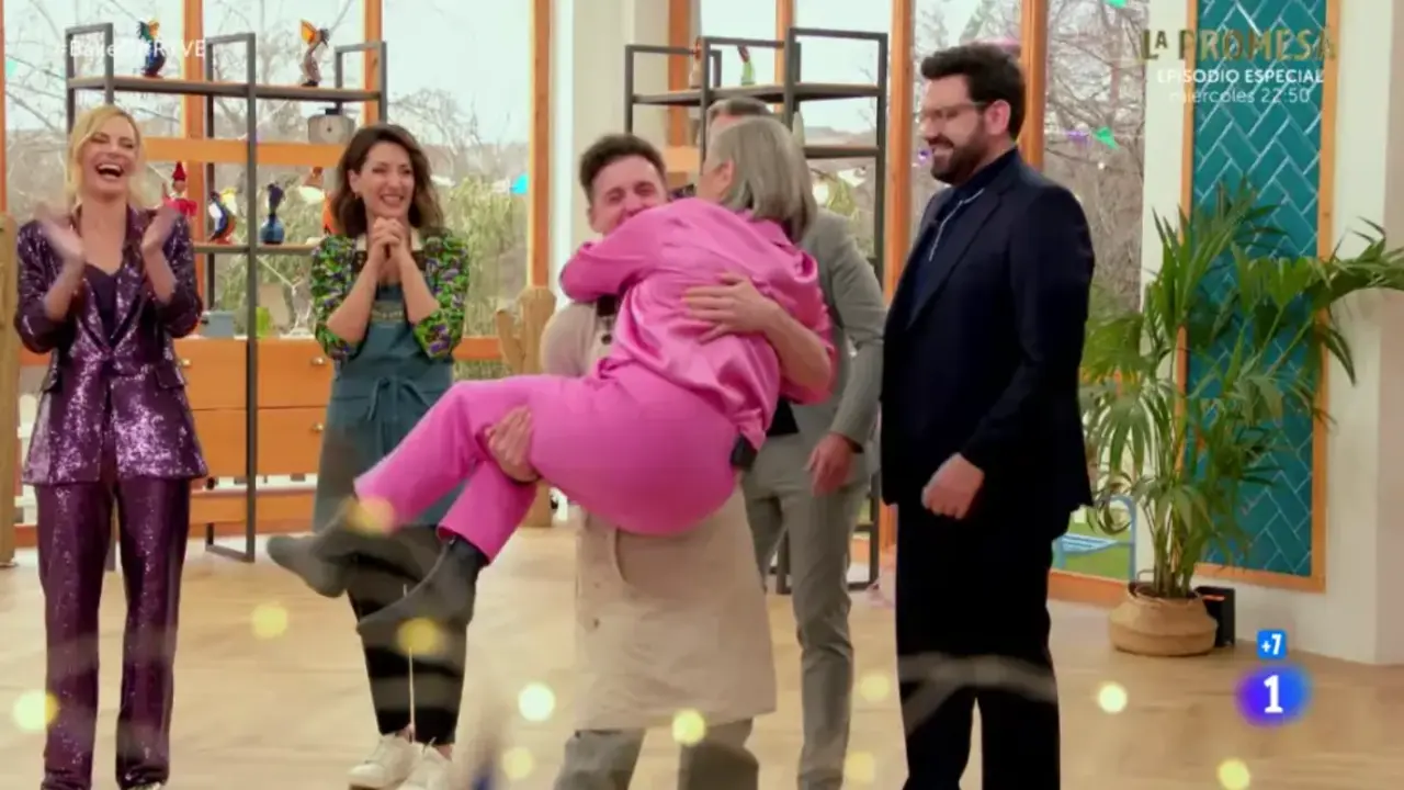Pol Espargaró aupando a Eva Arguiñano, en 'Bake Off' / RTVE