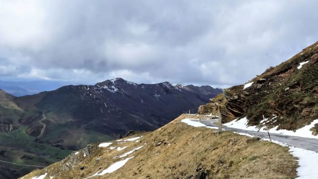 Carretera del Puerto de Lunada (CA-643), una v&iacute;a de alta monta&ntilde;a con tramos peligrosos y sin quitamiedos, cuya mejora estaba proyectada pero nunca ejecutada por el anterior Gobierno PRC-PSOE.
