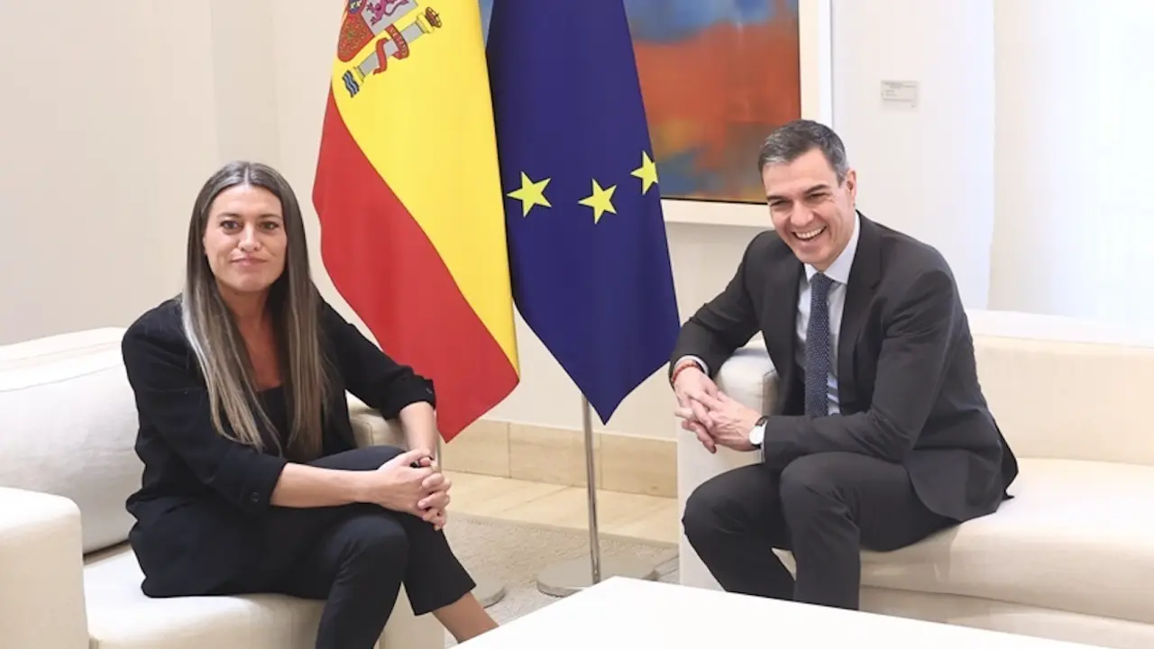 El presidente del Gobierno, Pedro S&aacute;nchez, junto a Miriam Nogueras, portavoz de Junts, durante una reuni&oacute;n sobre el acuerdo para la redistribuci&oacute;n de menores extranjeros no acompa&ntilde;ados. / E.P.