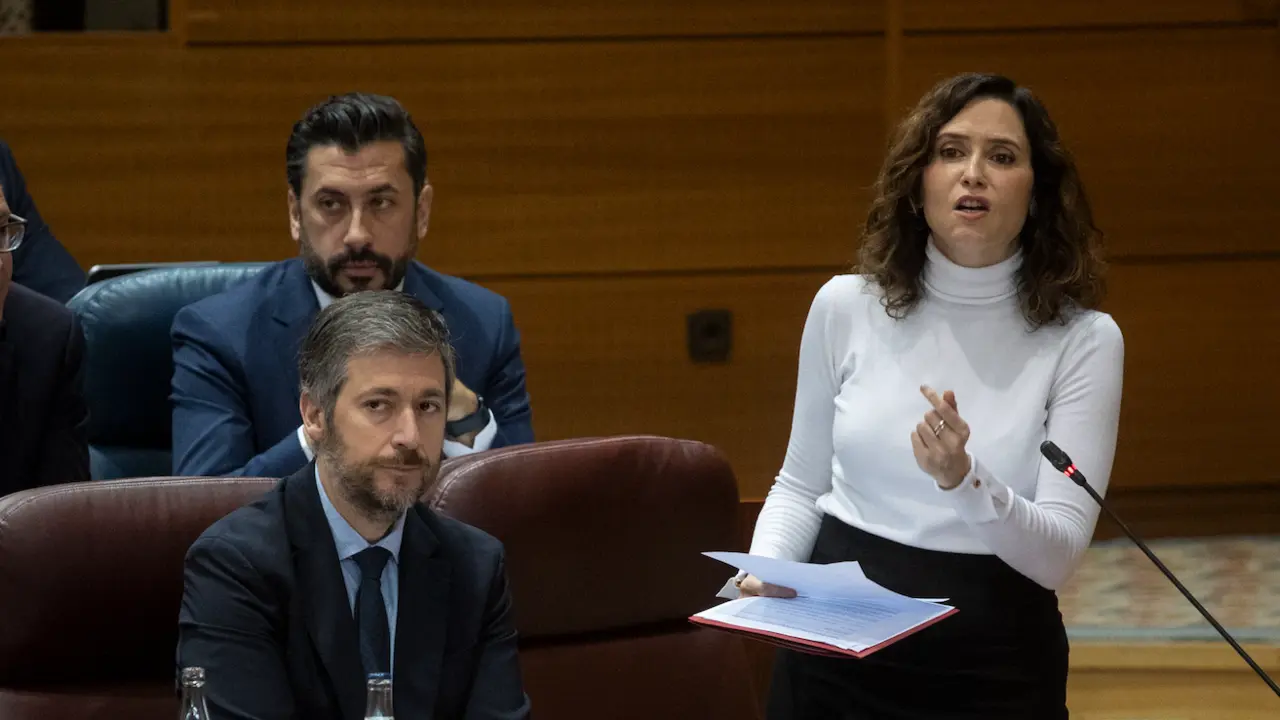 La presidenta de la Comunidad de Madrid, Isabel D&iacute;az Ayuso, durante un pleno en la Asamblea de Madrid, a 13 de marzo de 2025, en Madrid (Espa&ntilde;a). El quinto aniversario de la declaraci&oacute;n del estado de alarma por la pandemia del Covid-19 agita el Pleno de la Asamblea de Madrid despu&eacute;s de que la Comunidad negara que fallecieran en residencias en la primera ola de la pandemia 7.291 mayores. Adem&aacute;s, la C&aacute;mara de Vallecas aprobar&aacute; la comisi&oacute;n del PP sobre la quita de deuda y debatir&aacute; sobre agua, nucleares y violencia de g&eacute;nero.
Fecha: 13/03/2025. leer menos

Firma: Alejandro Mart&iacute;nez V&eacute;lez / Europa Press
