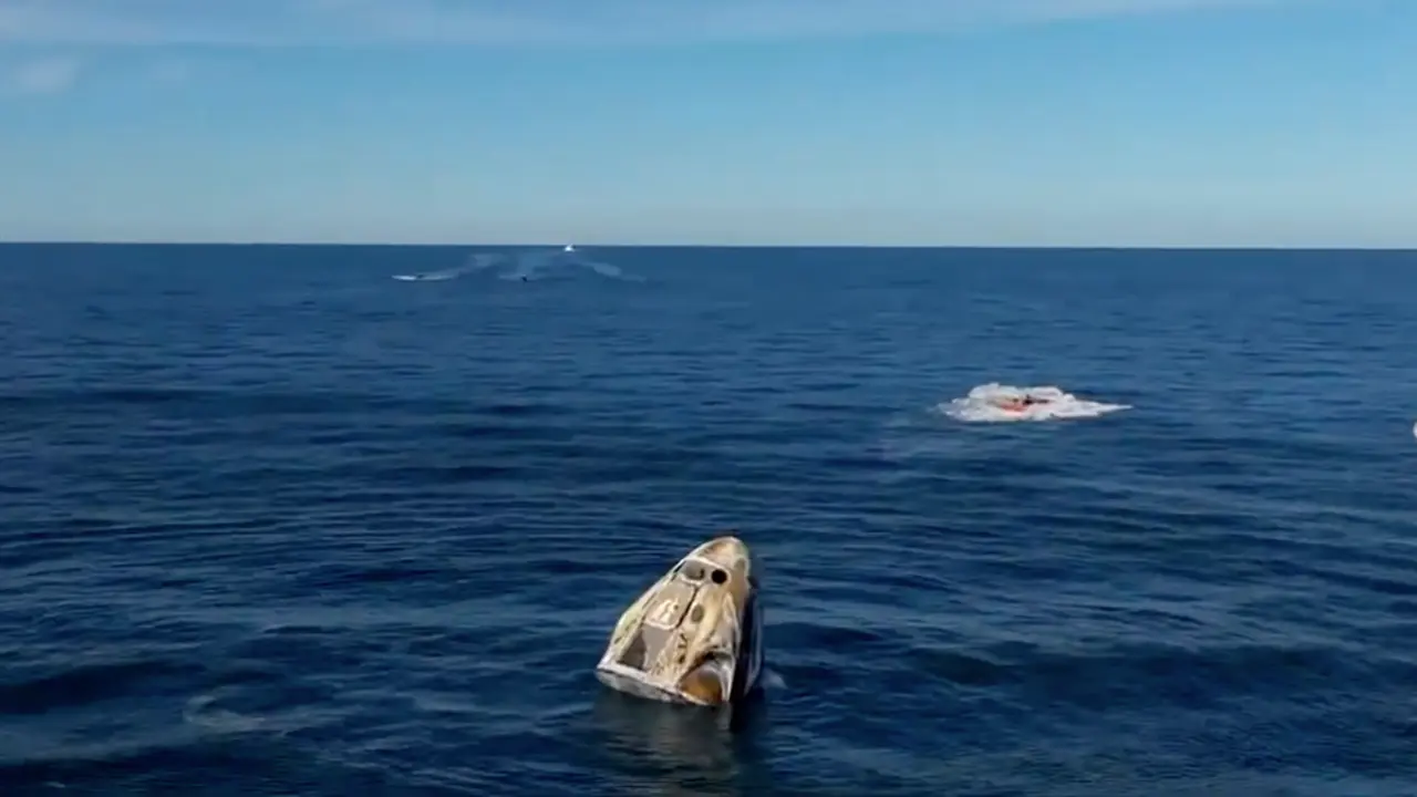 Los astronautas llegan a la tierra. / X