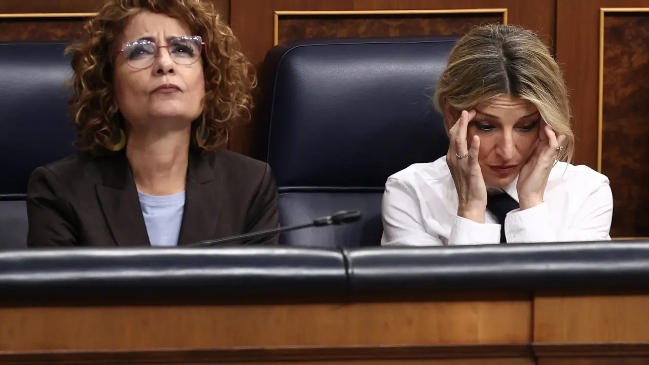 La vicepresidenta primera y ministra de Hacienda, Mar&iacute;a Jes&uacute;s Montero (i) y la vicepresidenta segunda y ministra de Trabajo, Yolanda D&iacute;az (d), durante una sesi&oacute;n de control al Gobierno. / Eduardo Parra