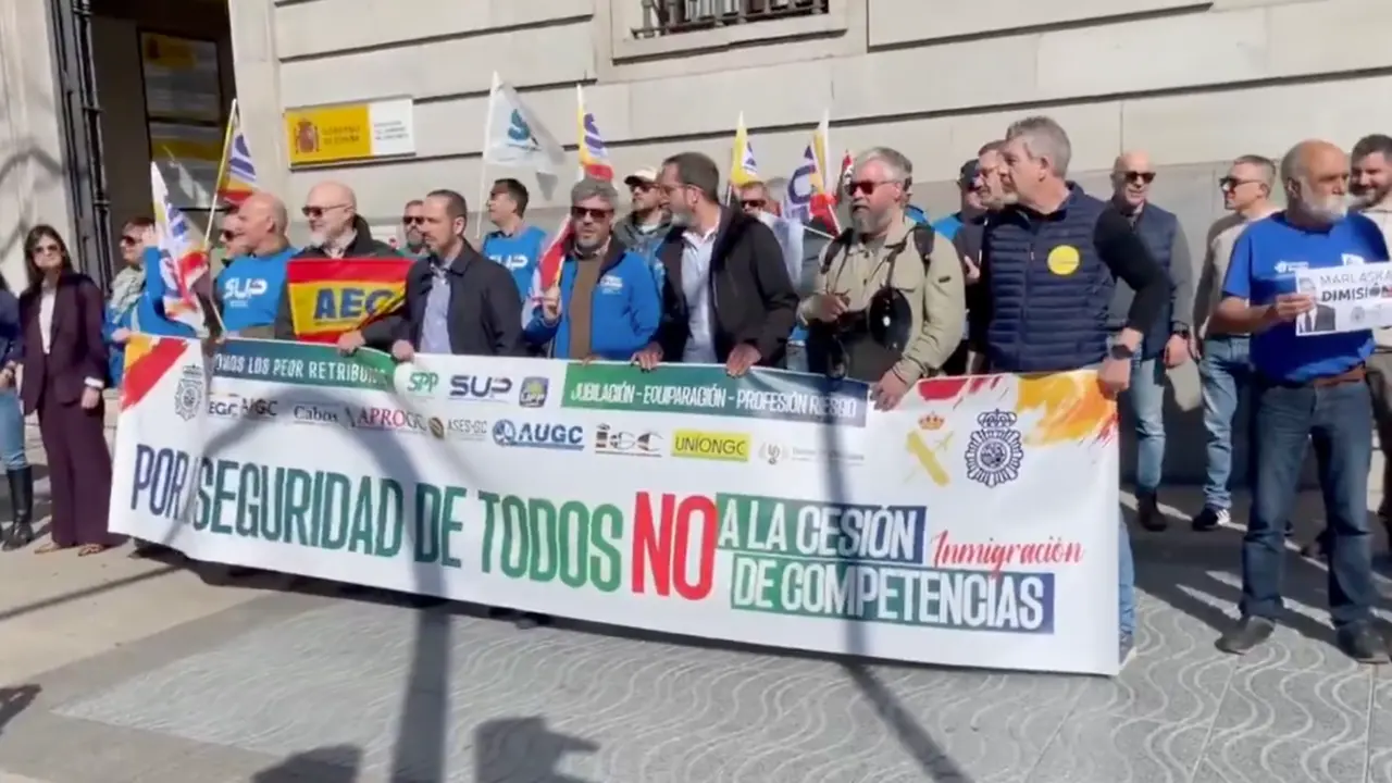 Concentraci&oacute;n de sindicatos de Polic&iacute;a Nacional y Guardia Civil en la Delegaci&oacute;n del Gobierno en Cantabria. / AUGC_Cantabria