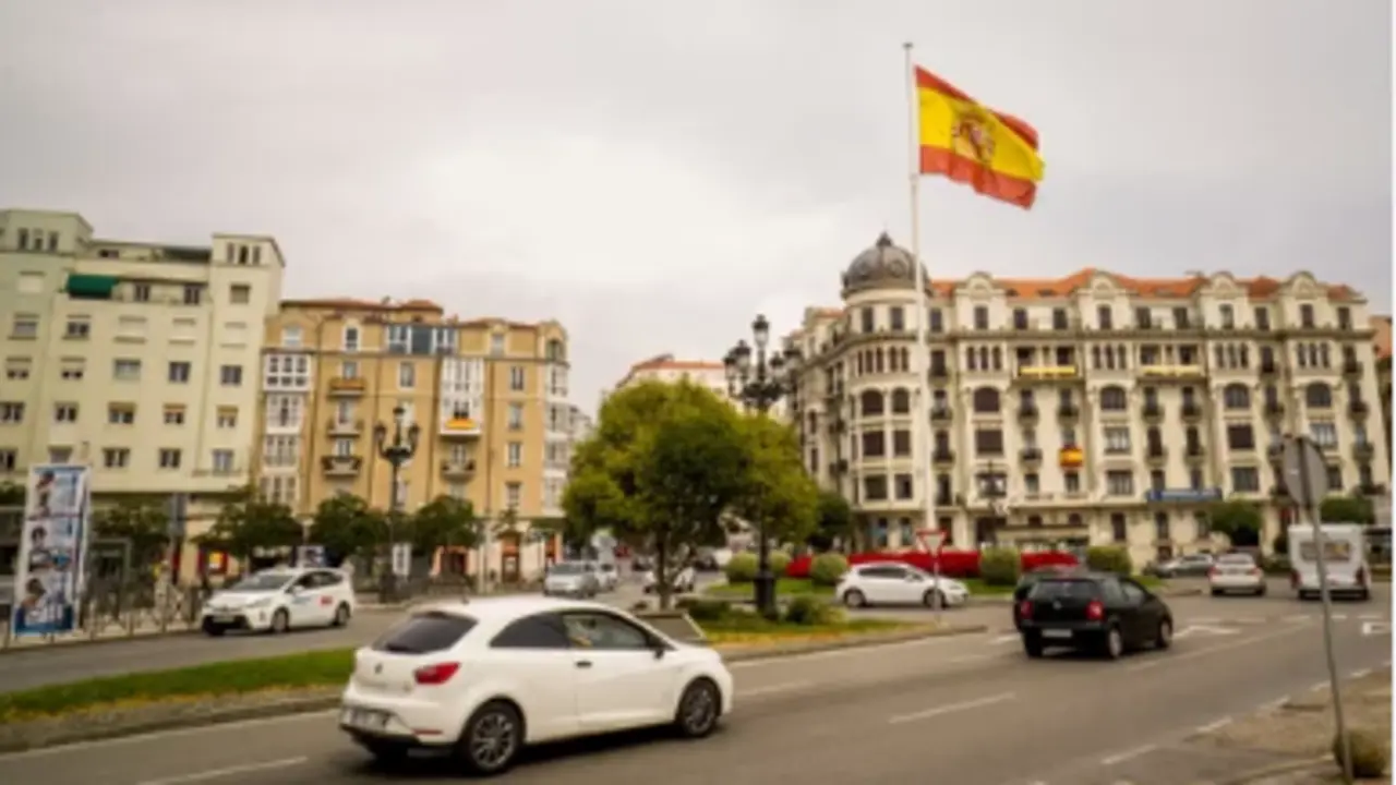 Varios veh&iacute;culos circulan por las carreteras de Cantabria. / A.S.
