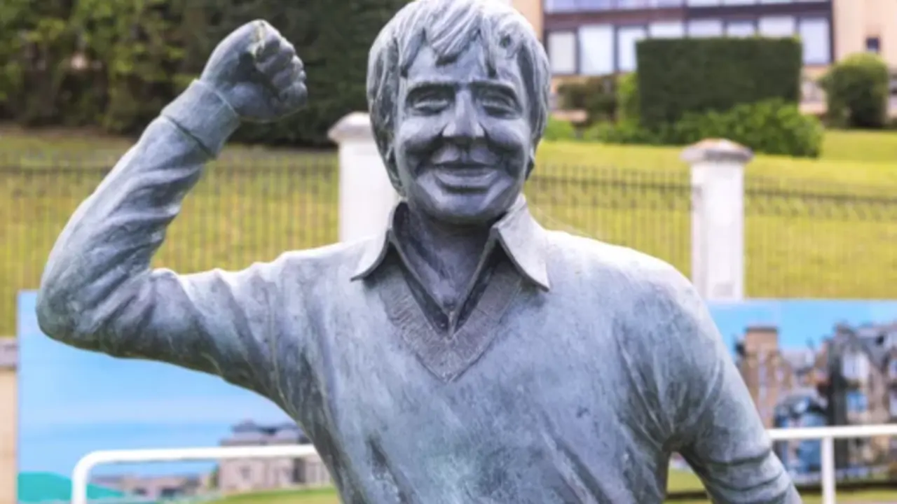 Estatua del golfista c&aacute;ntabro, Severiano Ballesteros, en Pedre&ntilde;a. / A.S.
