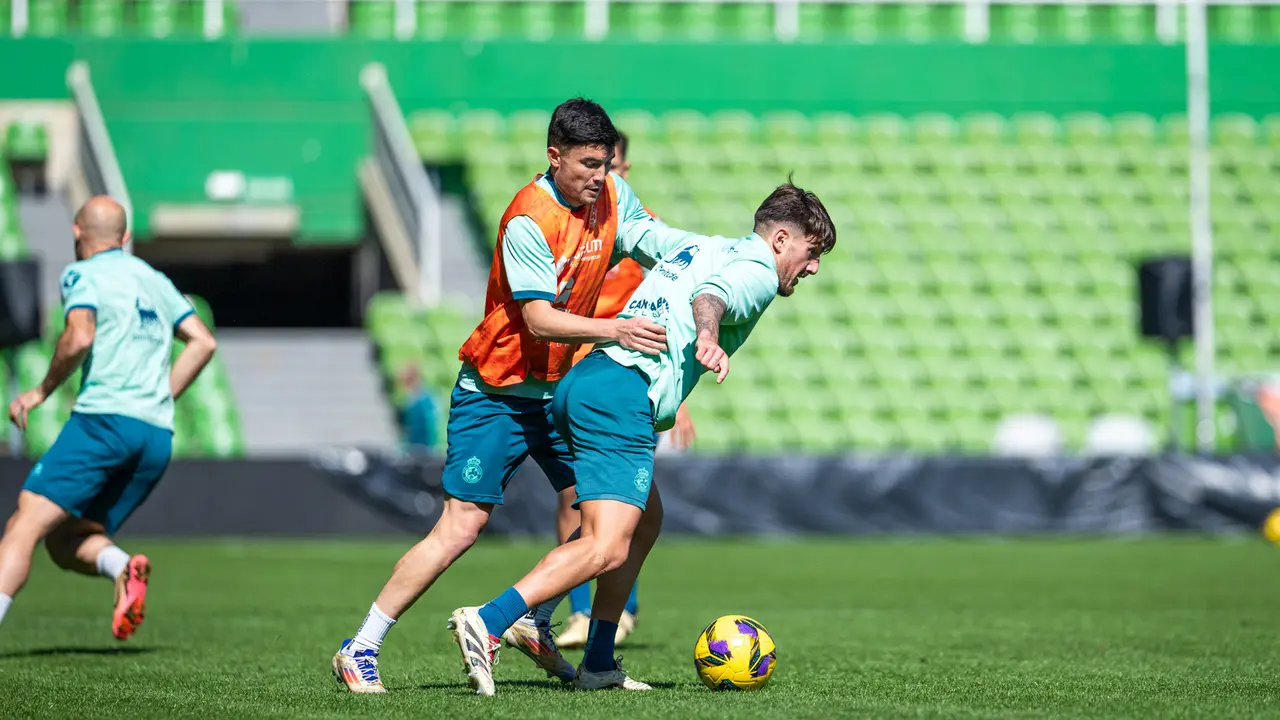 Aldasoro y Vencedor luchan por un bal&oacute;n en un entrenamiento. / RRC