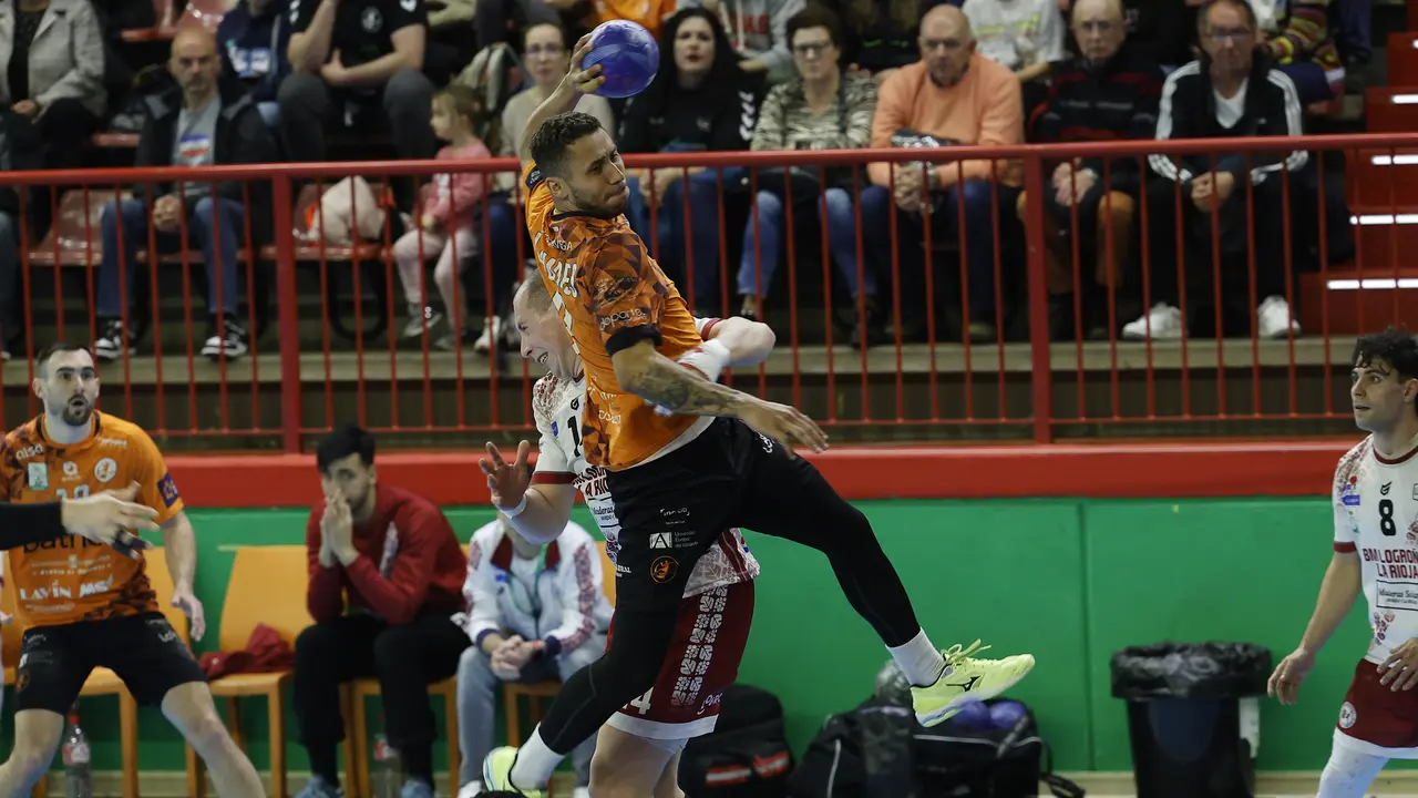 Guilherme Linhares durante el partido de ayer en el Trueba. / BM Torrelavega