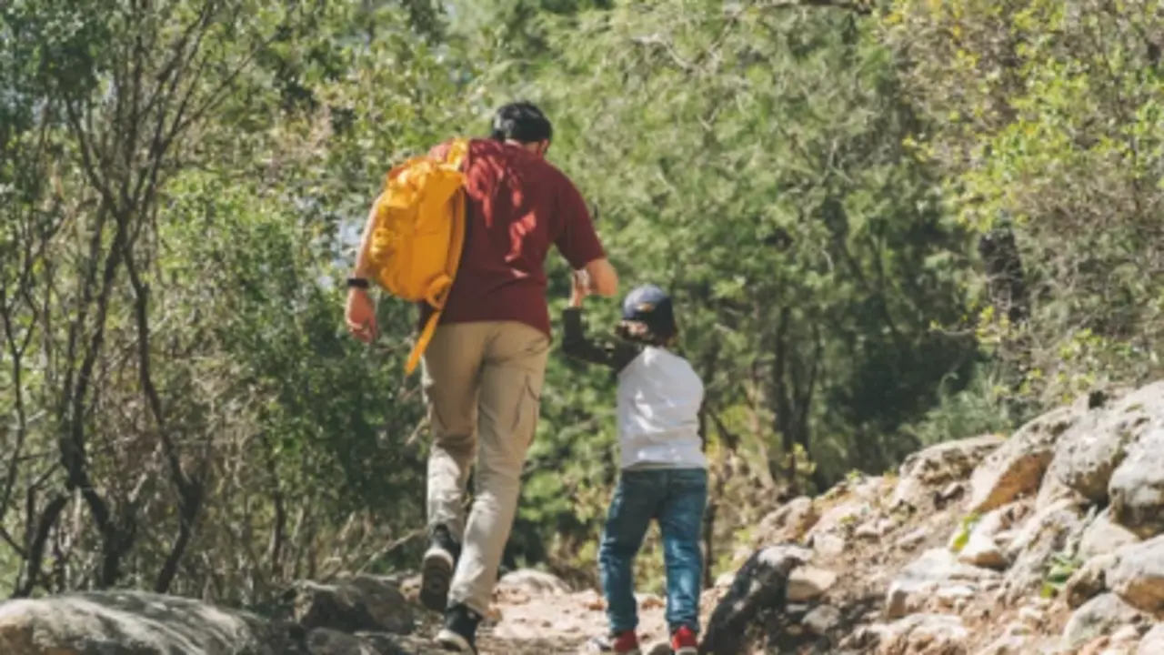 Padre e hijo paseando en la naturaleza. / A.S.