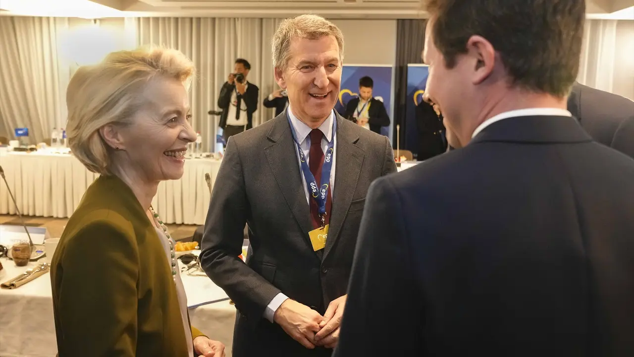 El presidente del PP, Alberto Nu&ntilde;ez Feijo&oacute;, en la reuni&oacute;n del PP en Bruselas. / EP