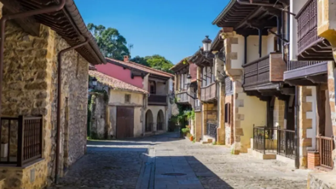 Calle Mayor, Ruiloba, en la costa Occidental de Cantabria. / A.S.