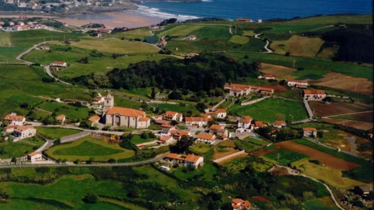 Vista a&eacute;rea de Isla, Cantabria. / T.C.