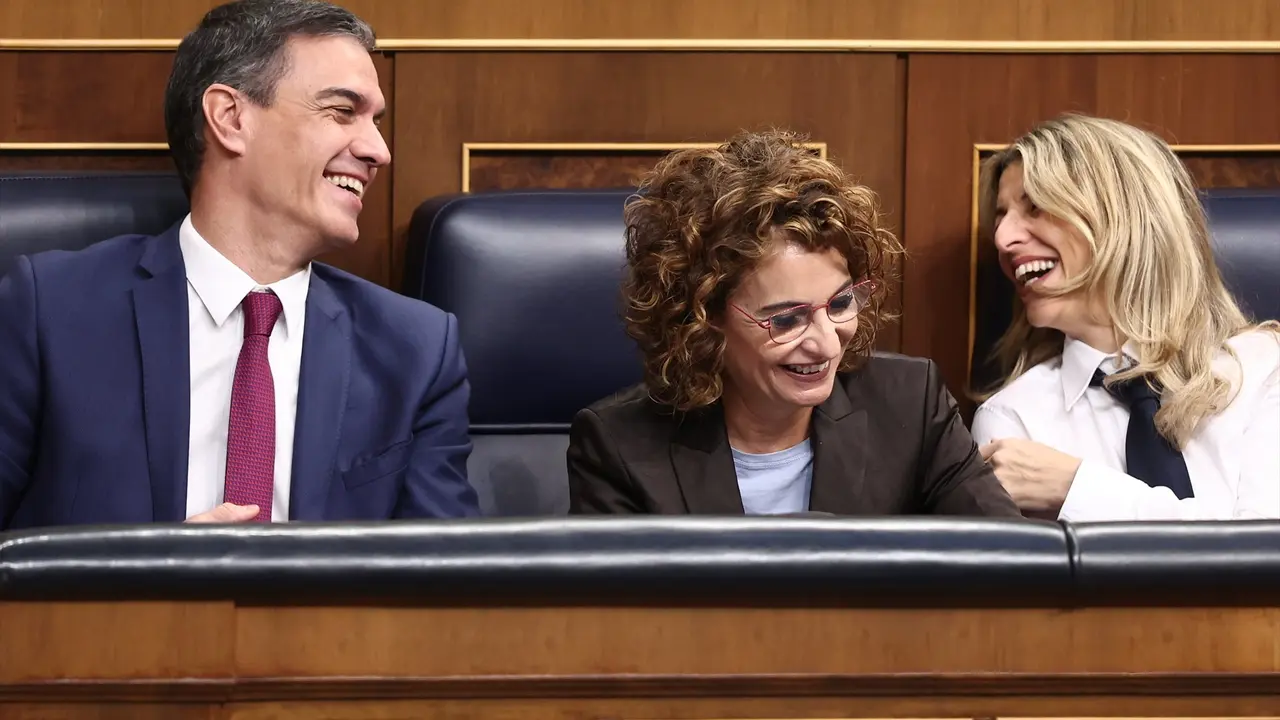 (I-D) El presidente del Gobierno, Pedro S&aacute;nchez; la vicepresidenta primera y ministra de Hacienda, Mar&iacute;a Jes&uacute;s Montero y la vicepresidenta segunda y ministra de Trabajo, Yolanda D&iacute;az, durante una sesi&oacute;n de control al Gobierno. / Eduardo Parra