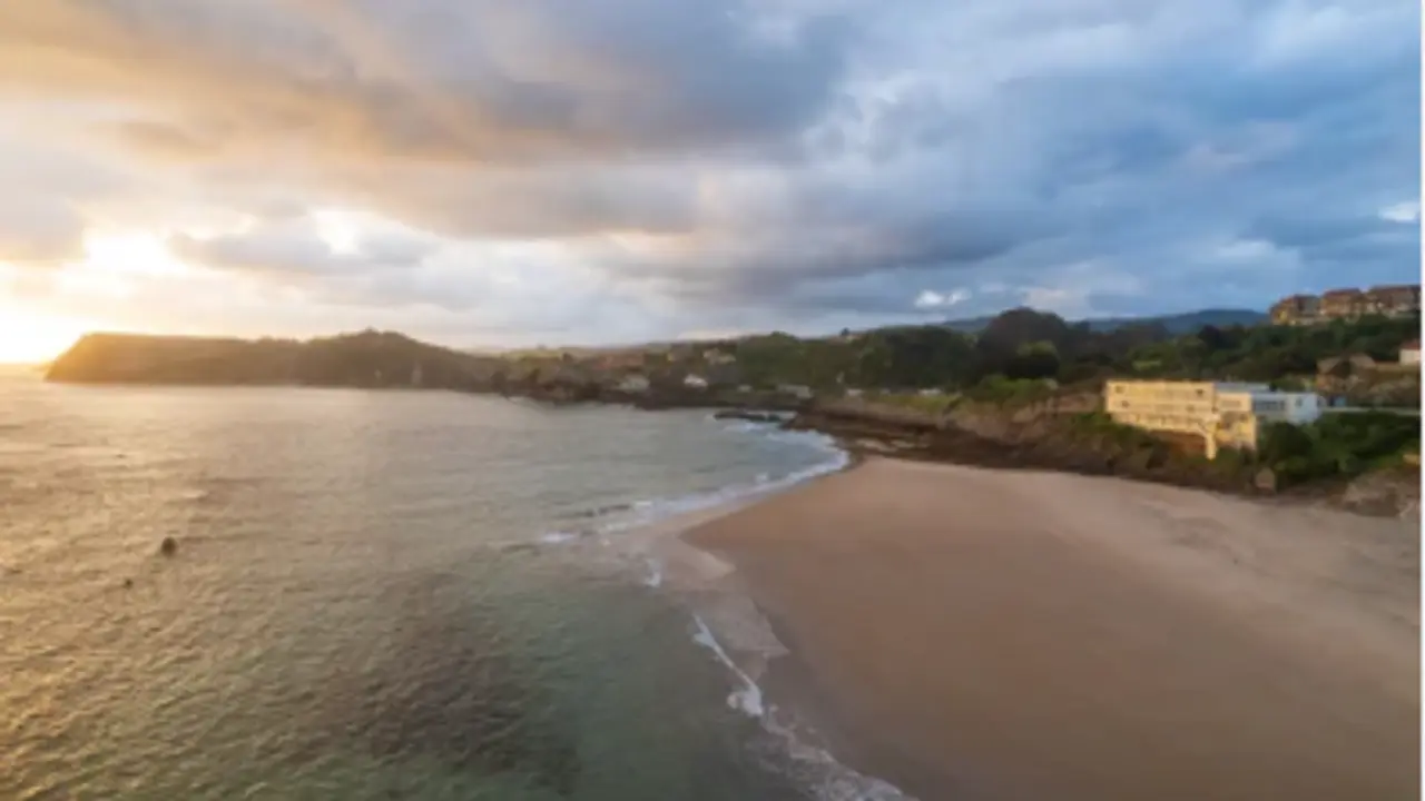 Vista a&eacute;rea de la playa de Comillas. / A.S.