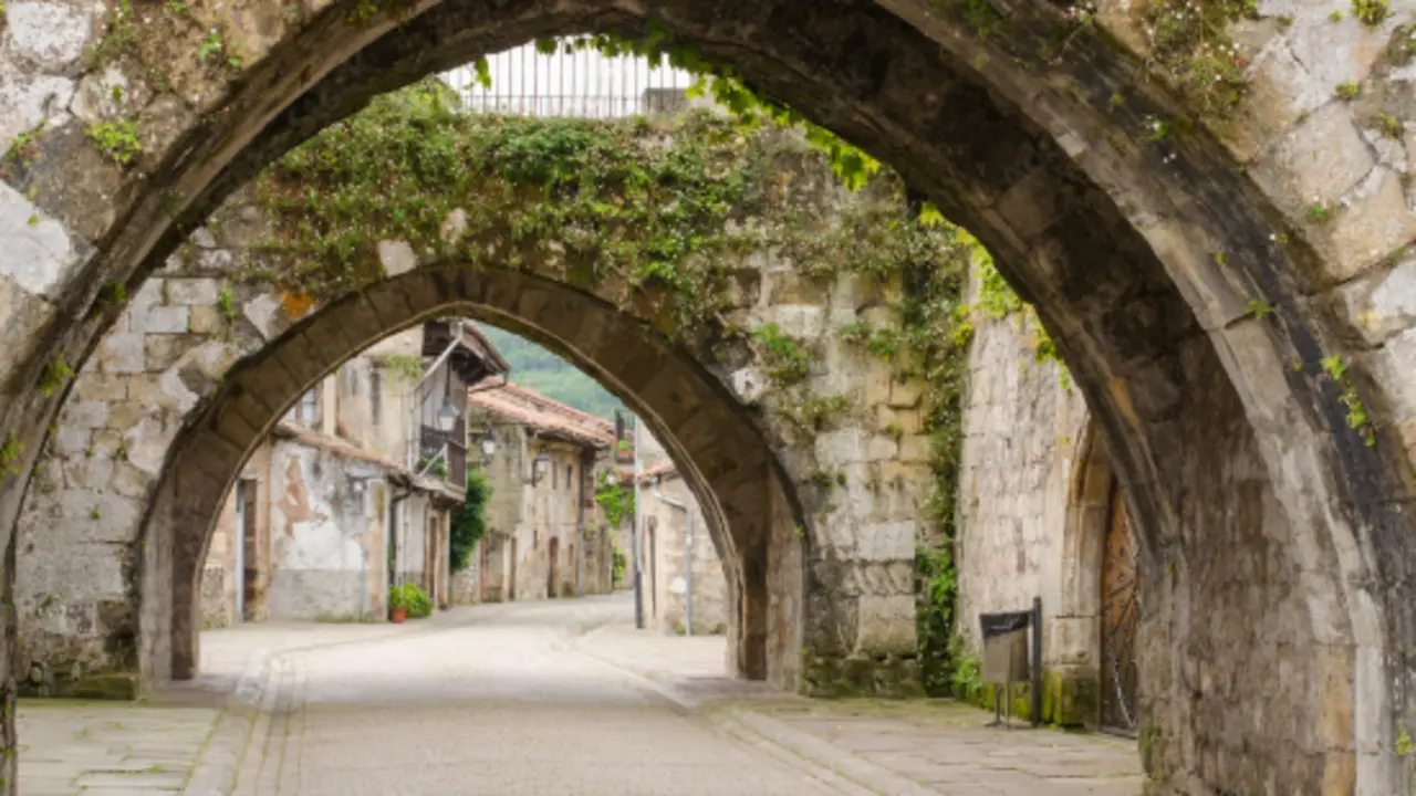 Una de las calles principales de Cartes. / A.S.