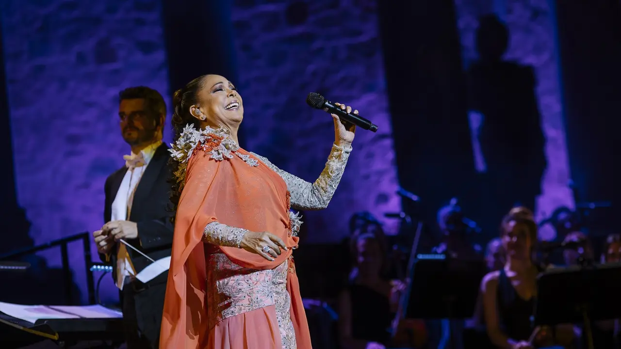 Isabel Pantoja durante su actuaci&oacute;n en el Teatro Romano de M&eacute;rida. / EP