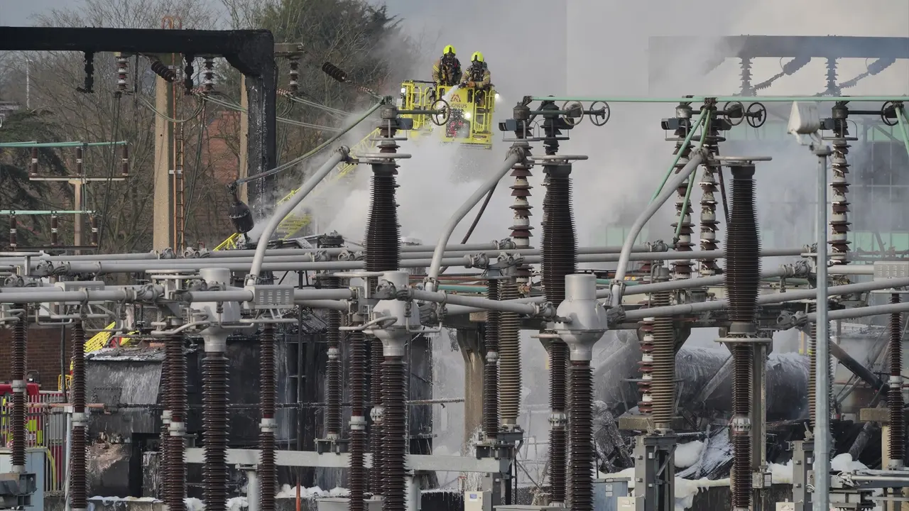 Bomberos en la subestaci&oacute;n el&eacute;ctrica de North Hyde, que se incendi&oacute;. / Jonathan Brady
