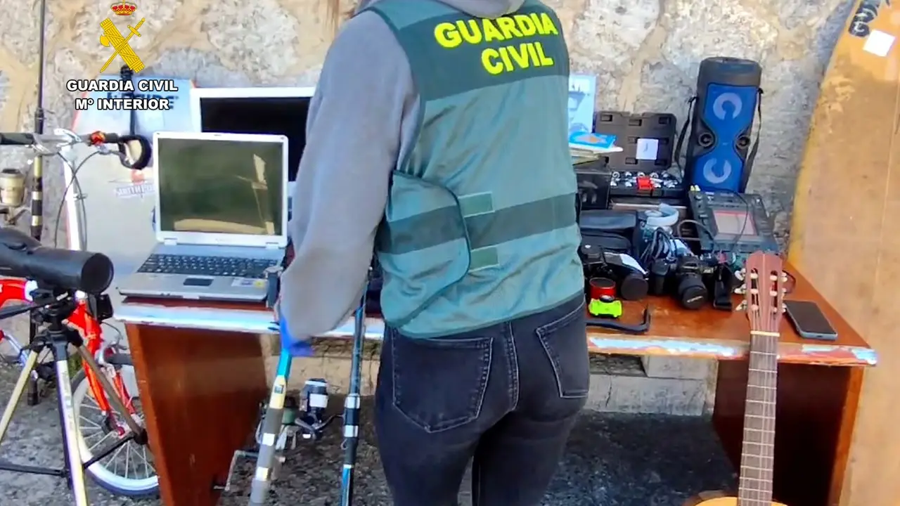 La Guardia Civil con el material incautado. / G.C.
