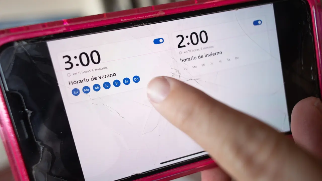 Una pantalla m&oacute;vil muestra el cambio de hora. EP / Archivo