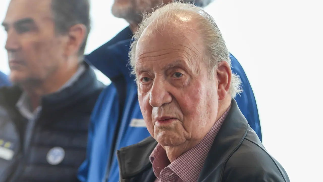 Juan carlos comparte su vida de lujo en Suiza con Marta Gay&aacute;. / EP