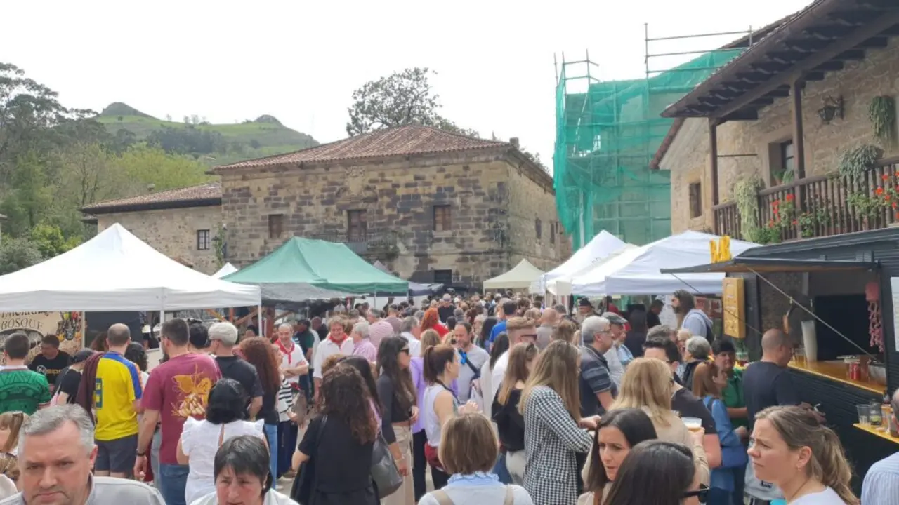 Varios asistentes en la Feria del Queso en Cantabria. / A.E