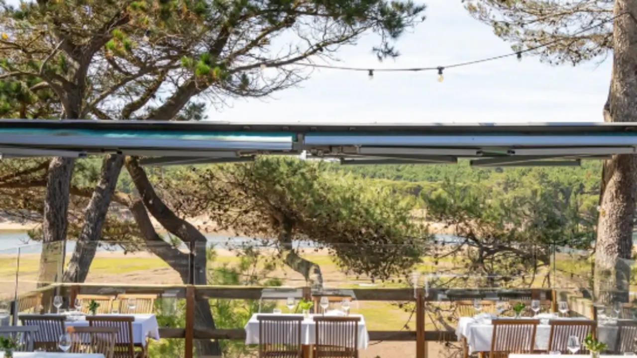 La terraza de Avril en la R&iacute;a. / IG